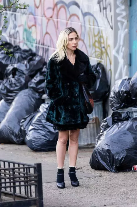 Bărbat reținut de gărzile lui Lady Gaga pentru că i-a adus flori artistei