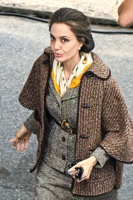 Angelina Jolie promène des chiens sur le tournage du biopic "Maria" sur la vie de Maria Callas à Paris