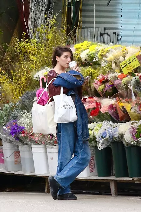 *EXCLUSIVE* Suri Cruise buys a bunch of flowers for her 18th birthday in NYC