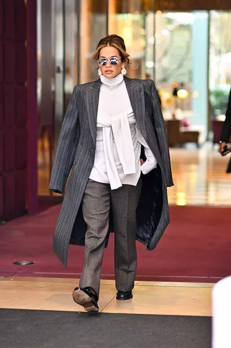 Rita Ora à la sortie de l'hôtel Costes pour se rendre au défilé Dior lors de la Fashion Week de Paris (PFW)