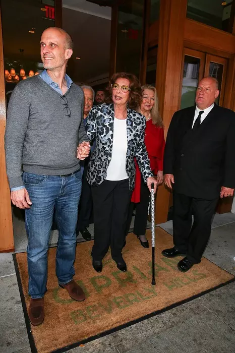Sophia Loren poses for photos after enjoying lunch at Cipriani in Beverly Hills