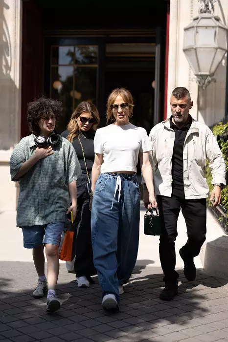 Exclusif - Jennifer Lopez sort de l'hôtel La Réserve pour aller dans un magasin de miroir renommé avant de profite des jardins parisiens avec Loren Ridinger, Benny Medina et sa fille, Emme à Paris