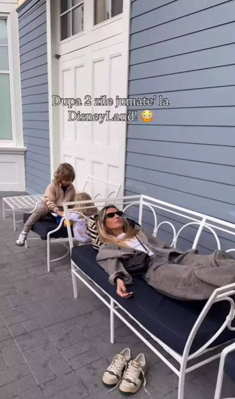 10. Flavia Mihășan la Disneyland cu cei doi copii