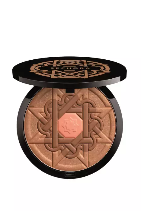 Sun Disk – Ediție Limitată –  28g Pentru a imita efectul soarelui care rumenește pielea cu săruturile razelor sale (sau pur și simplu pentru a intensifica bronzul pielii și a-l face sublim, cu o singură aplicare cu pensula), nu există nimic mai bun decât această pudră bronzantă cu un parfum delicat și cu un design oriental, ambalată într-o cutie superbă, la maxi format. Datorită cutiei sale atât de mari, fața ȘI decolteul pot profita și ele după pofta inimii de aceasta!