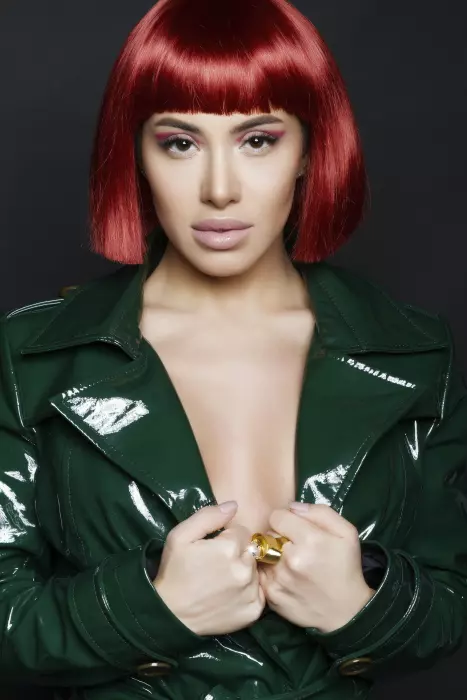 Nicoleta Nuca cu peruca rosie
