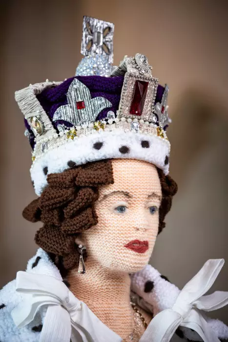Regina Elisabeta a II-a în ziua încoronării - figurină croșetată