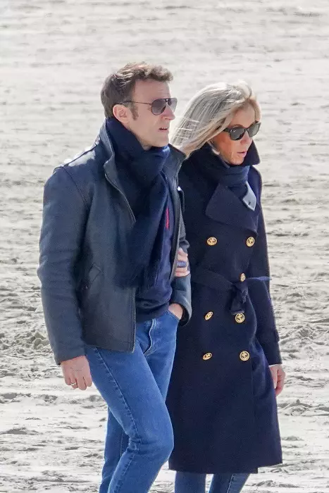 EXCLU. Emmanuel and Brigitte Macron walking on the beach - Le Touquet