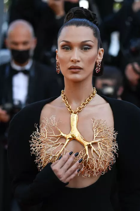 Bella-Hadid-la-Cannes-2021