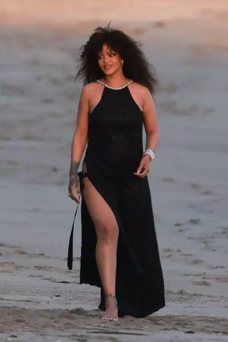 Rihanna sedinta foto pe plaja