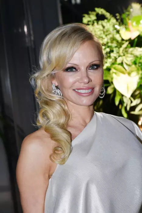 Pamela Anderson a dezvăluit că a încercat să își omoare bona 6