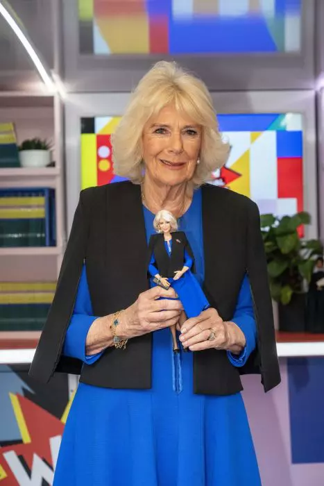 Regina Camilla cu păpușa ei Barbie