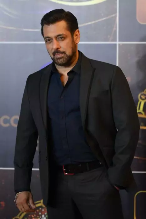 salman-khan-pe-covorul-rosu