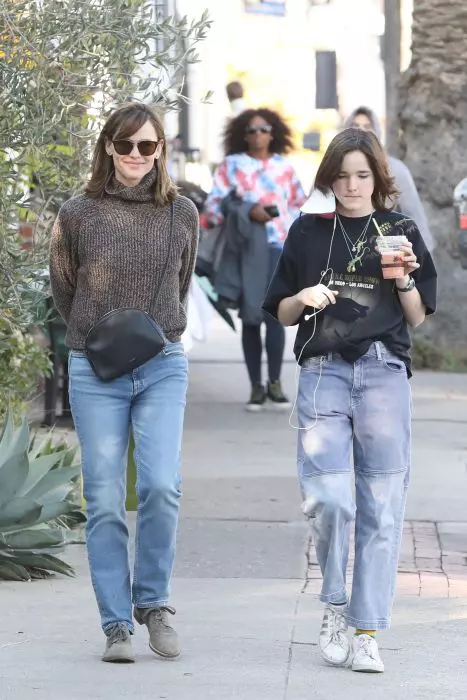 *EXCLUSIVE* Jennifer Garner sports her new haircut during a shopping trip in Palisades