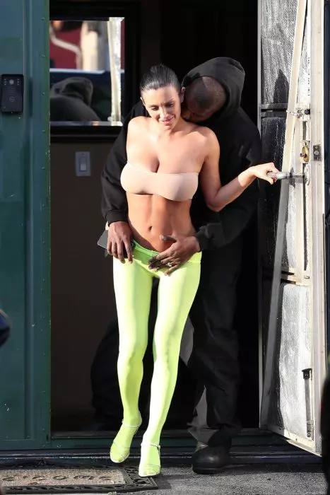 *PREMIUM-EXCLUSIVE* Kanye West and Bianca Censori share PDA moment leaving a salon in LA