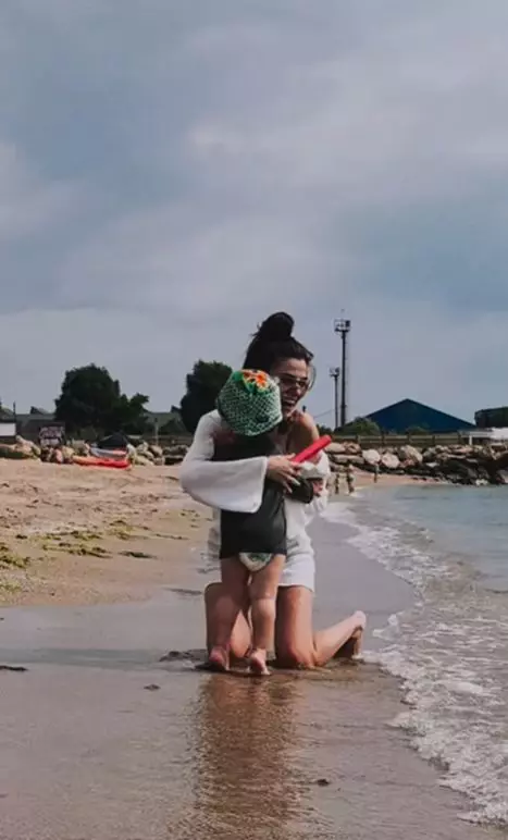 theo rose si sasha la malul marii