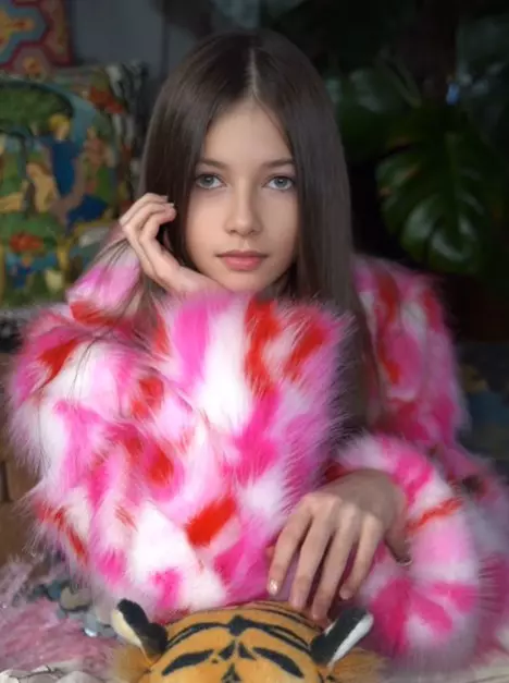 Mikaela, fiica Iuliei Albu