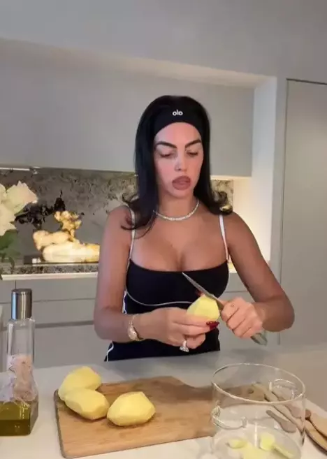 Georgina Rodriguez face furori pe Instagram cu rețeta ei de omletă spaniolă (2)