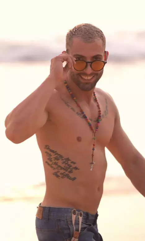 mattia cu ochelari