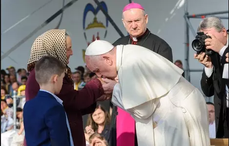 Papa îi sărută mâinile Elisabetei Bălan2