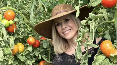 Cum arată casa din pădure pe care și-a construit-o Mihaela Bilic. Parcă e desprinsă din "Dumbrava minunată"