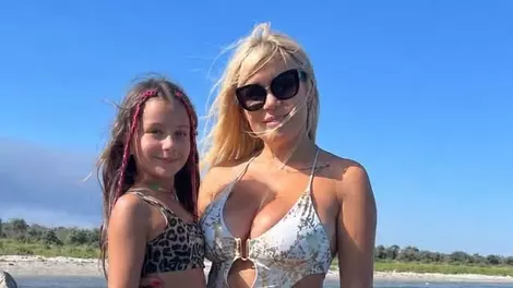 Elena Udrea a atras toate privirile pe Litoral, alături de Adrian Alexandrov și fiica lor, Eva