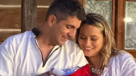 Imagini emoționante de la botezul Ninei, cea de-a cincea fetiță a Laurei Cosoi și a lui Cosmin Curticăpean. Cum au apărut la biserică