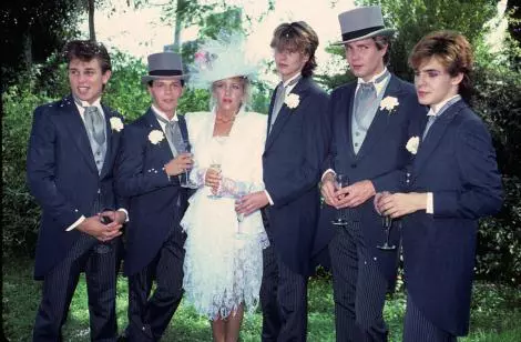 Pe 1 ianuarie 1982, chitaristul Andy Taylor (al doilea de la strânga) de la Duran Duran se căsătorește cu Tracey Wilson la Chateau Marmont.