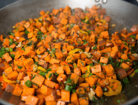 Rețeta de cartofi dulci la tigaie. Ai nevoie de doar o lingură de ulei!