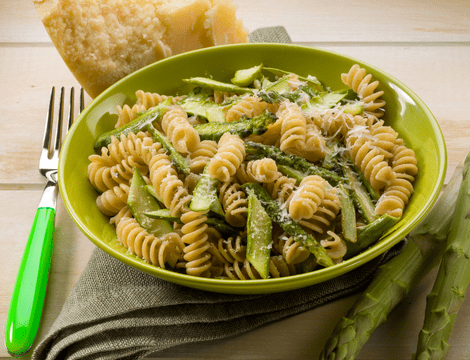 Paste cu sparanghel - rețeta cu sos de lămâie și usturoi