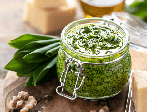 Pesto de leurdă - rețeta simplă cu nuci și parmezan