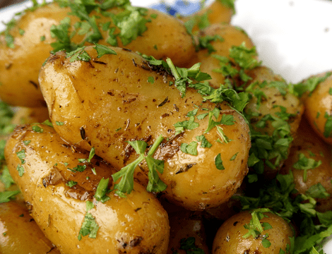 Cartofi noi la tigaie. Rețeta cu usturoi, cimbru și rozmarin