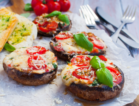 Ciuperci umplute cu mozzarella şi roşii cherry. Cum se prepară cele mai gustoase aperitive de vară