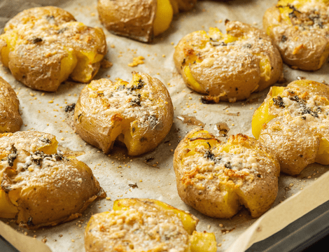 Cartofi zdrobiţi la cuptor - rețeta pentru garnitura perfectă, gata în câțiva pași simpli