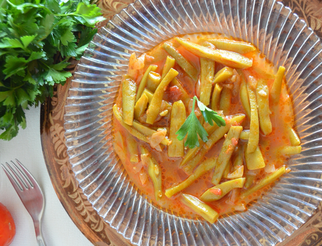 Fasole verde scăzută cu roșii și usturoi - rețeta simplă și gustoasă de vară