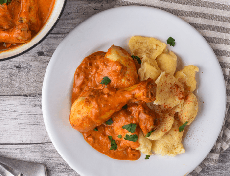 Papricaș de pui cu găluște - rețeta tradițională, cremoasă și plină de savoare