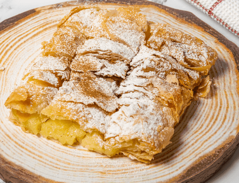 Reţeta de bougatsa – plăcintă grecească cu cremă de griş. Desertul simplu, dar spectaculos, pe care grecii îl servesc la micul dejun
