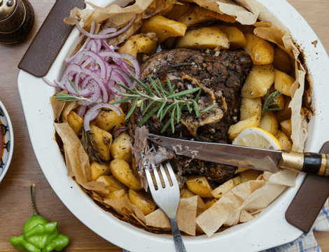 Reţeta de Kleftiko – friptură de miel cu legume în stil grecesc. Gustul autentic al Greciei într-o friptură suculentă