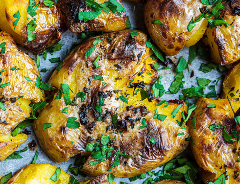 Cartofi "zdrobiți" la cuptor cu usturoi și pătrunjel - rețetă ușoară, gust intens, rezultat garantat