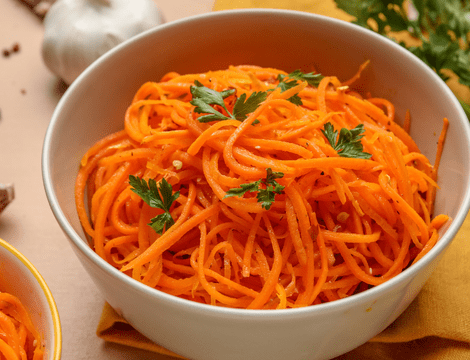 Salata de morcovi cu usturoi, rețeta ideală: sănătoasă, aromată și foarte ușor de făcut