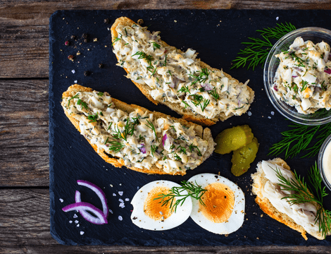 Salată de peşte afumat cu ceapă - rețeta clasică, rapidă și plină de savoare. Preparatul clasic reinventat pentru gusturi moderne