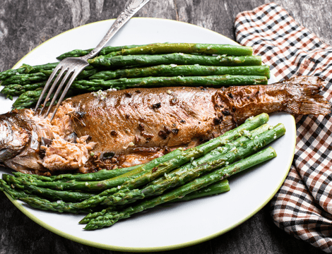 Păstrăv la cuptor pe pat de sparanghel și lămâi. Rețeta perfectă pentru o cină ușoară