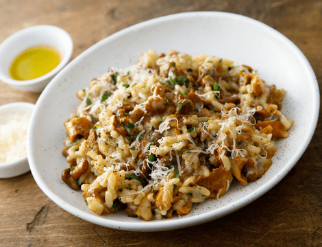 Risotto cu ciuperci și leurdă. Rețeta care transformă un risotto simplu într-un preparat de top