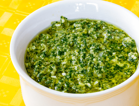 Sos de usturoi verde. Rețeta care transformă orice preparat într-un deliciu intens aromat