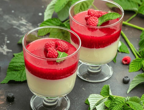 Panna cotta cu zmeură. Desertul italian care cucerește prin gust și finețe. Rețeta care impresionează de fiecare dată