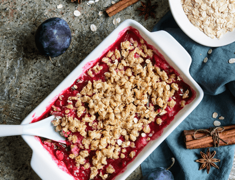 Crumble cu prune și ovăz. Rețeta perfectă pentru un desert simplu, aromat și irezistibil