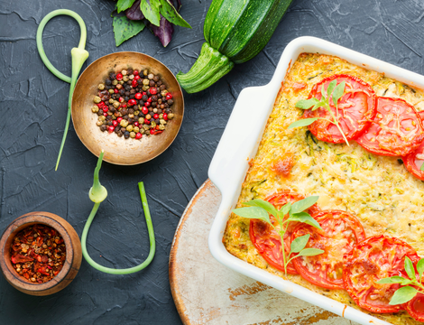 Dovlecei gratinați cu mozzarella și roșii - rețeta simplă. Un preparat mediteranean simplu, aromat și spectaculos