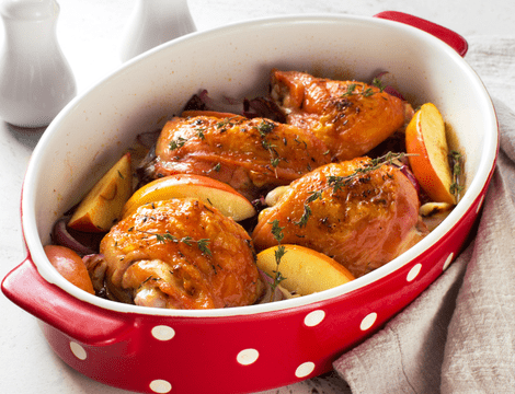 Pulpe de pui la cuptor cu mere și ceapă. Rețeta care transformă ingrediente simple într-un adevărat festin