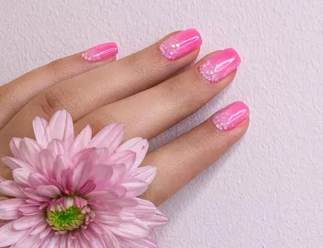 (P) Culori de ojă în top toamna aceasta. Iată ce nuanțe să porți pentru o manichiură cool