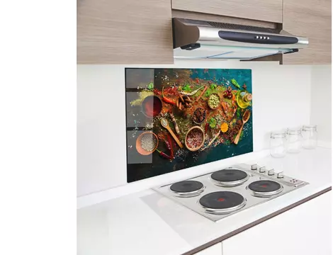 (P) Panouri sticlă bucătărie: soluția practică pentru protecția pereților în zona de gătit