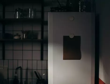 (P) Ce se întâmplă în interiorul unui frigider la 3 dimineața?